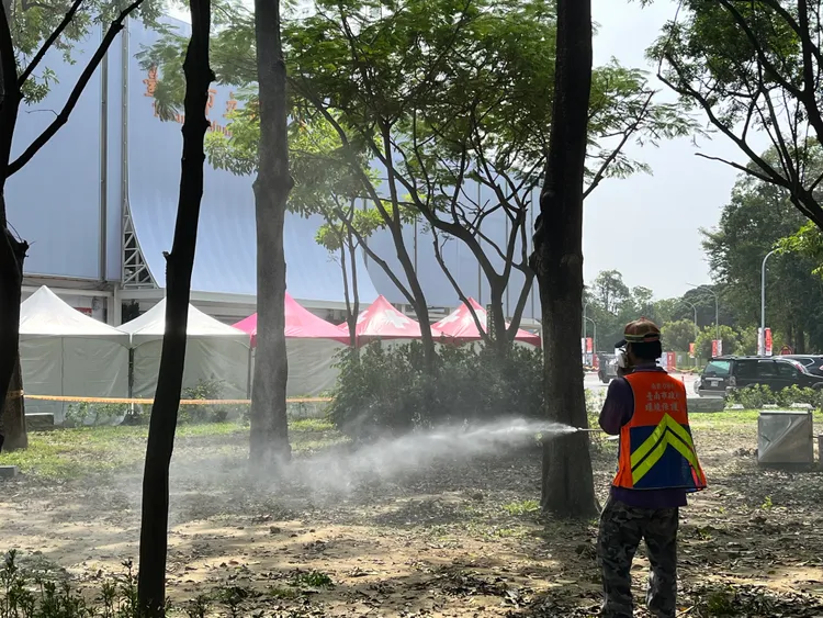 除了清消，會場服務台亦提供防蚊液，歡迎民眾安心欣賞活動。市府提供