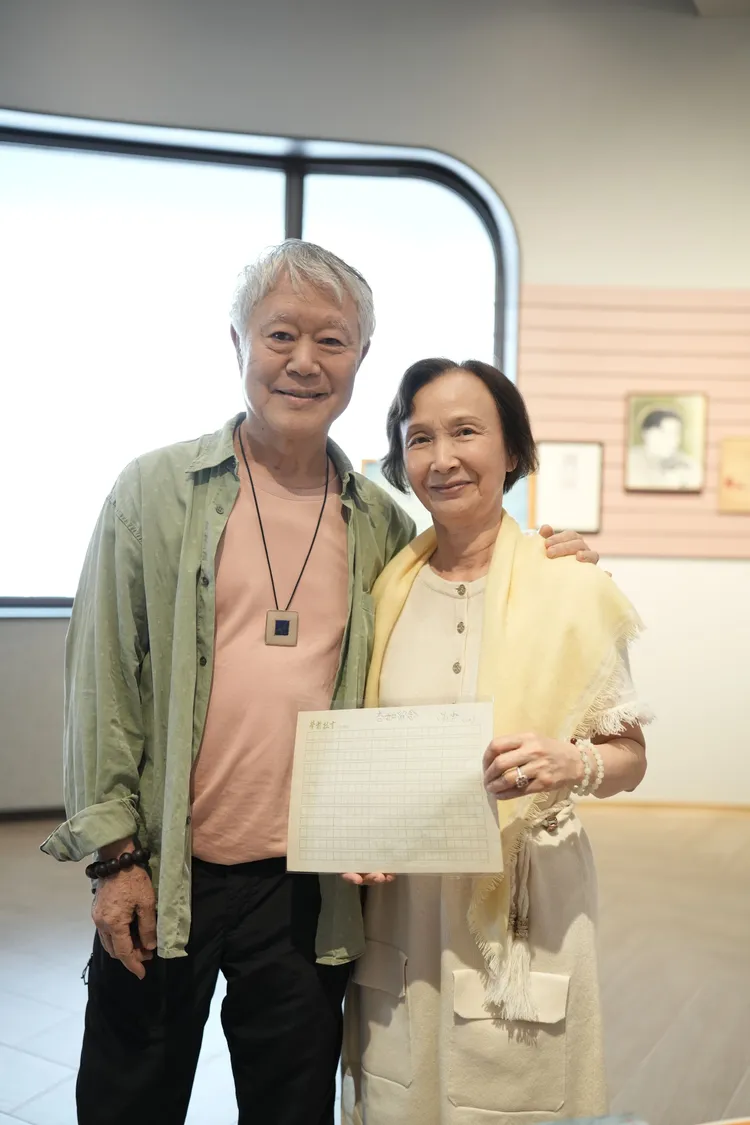 作家蔣勳(左)與中央書局代表人暨信誼基金會董事長張杏如(右)。中央書局提供