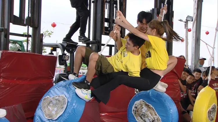 EASON和胡祖薇玩遊戲，畫風突變超曖昧。民視提供