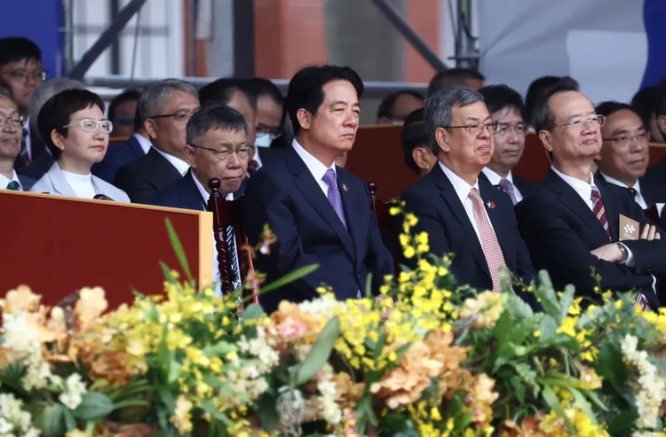 副總統賴清德、行政院長陳建仁、民眾黨主席柯文哲等人於台上聆聽總統談話及觀賞演出。彭欣偉攝