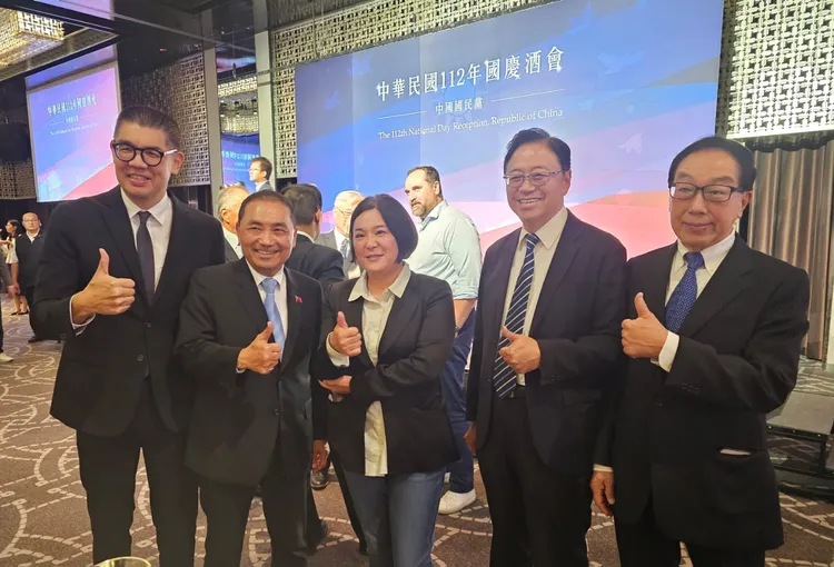 連勝文昨開心和請假選總統的新北市長侯友宜合影。翻攝連勝文臉書