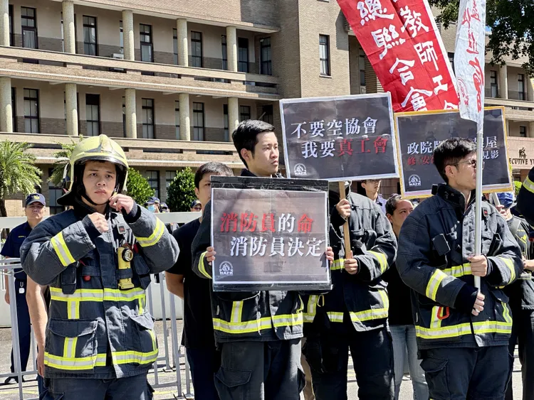 消防員工作權益促進會日前前往行政院陳情。資料照片，王良博攝