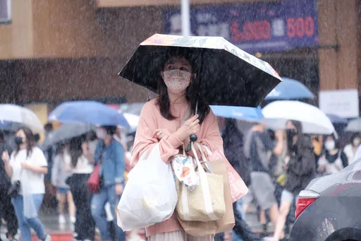 12縣市大雨特報！小犬漸遠　一圖看國慶連假天氣