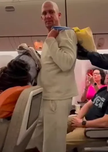 鬧機男客怒瞪拍攝影片者。翻攝每日郵報