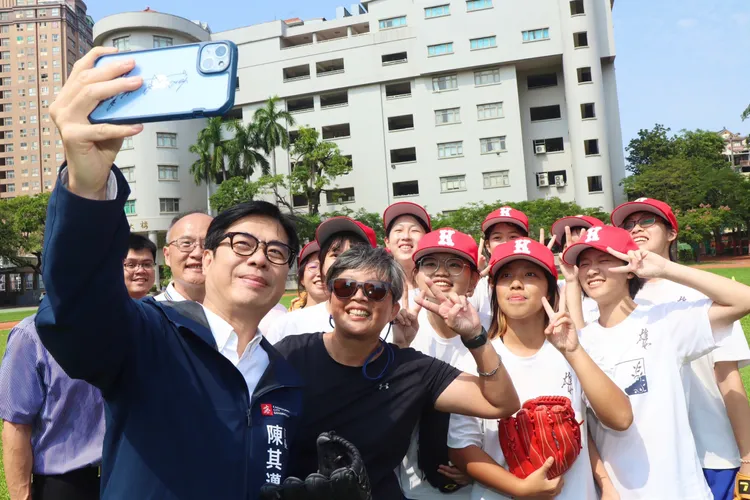 陳其邁市長今日到校，勉勵同學們全心全意投入、盡情享受比賽。教育局提供
