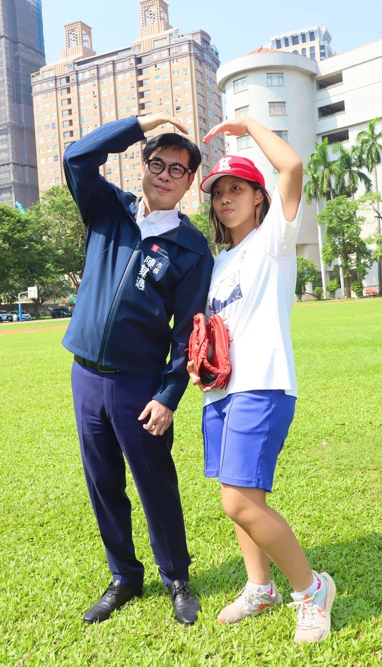 陳其邁市長今日探視雄女棒球隊。教育局提供