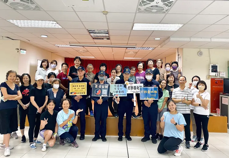 保大警前往排舞協會識詐宣導。翻攝畫面