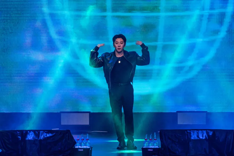 盧太鉉經由主持人指令，猜舞蹈曲目。ON INN ASIA提供