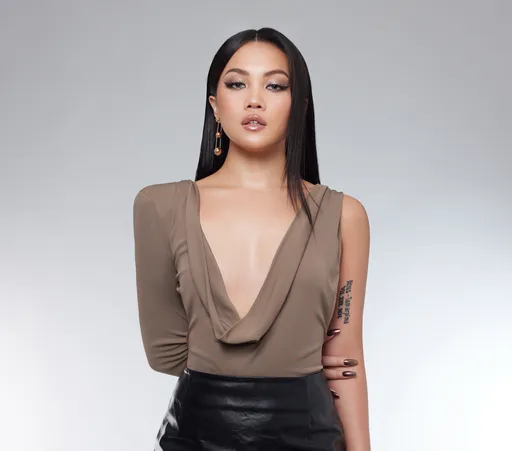 原住民混血正妹歌手阿布絲辣成這樣 迷你短裙深V上衣炸出美胸