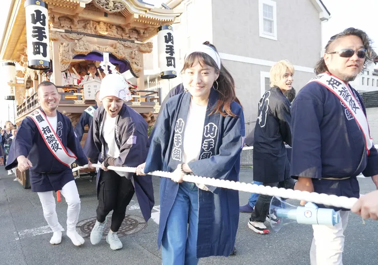 胡宇威（左二）、中間淳太（右二）、kimi（中）受邀體驗拉御殿屋台的活動。華視提供