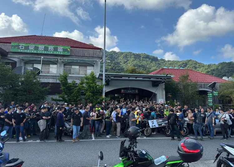 現場聚集大量重機族。翻攝畫面