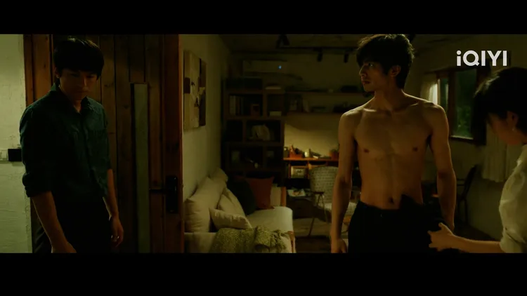 宋威龍（中）為辦案脫衣誘惑已婚藝術家，剛好被藝術家老公抓包。愛奇藝國際站提供