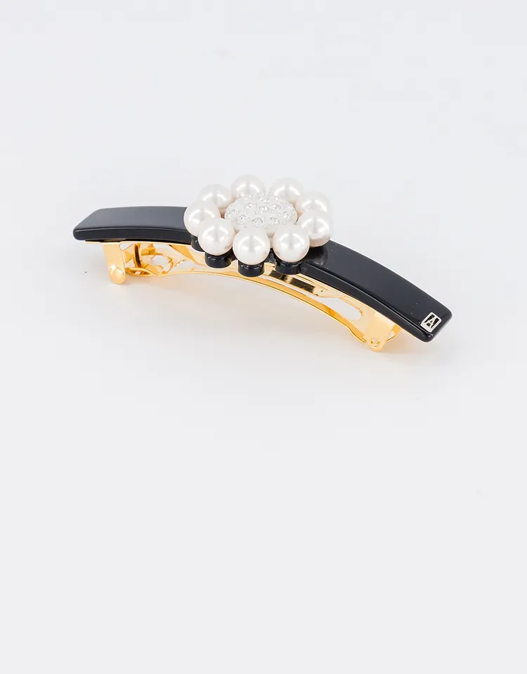 晶蕊珍珠花朵仕女夾，6900元。品牌提供