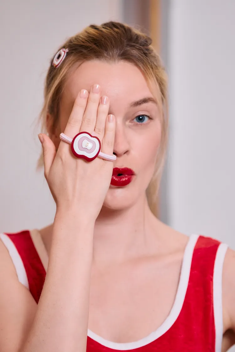 將蘋果剖面結合紅色、白色以及粉色調。品牌提供