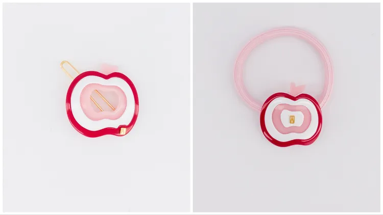 小蘋果豆扣夾2600元（左）、小蘋果髮束3600元（右）。品牌提供