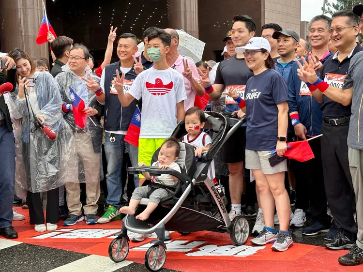 蔣萬安帶著「三寶」兒子亮相。王良博攝