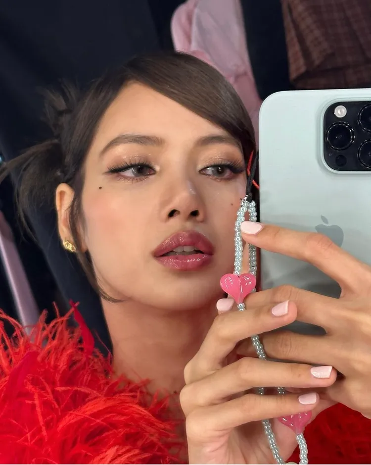 Lisa配戴String ting手機鍊。翻攝Lisa IG