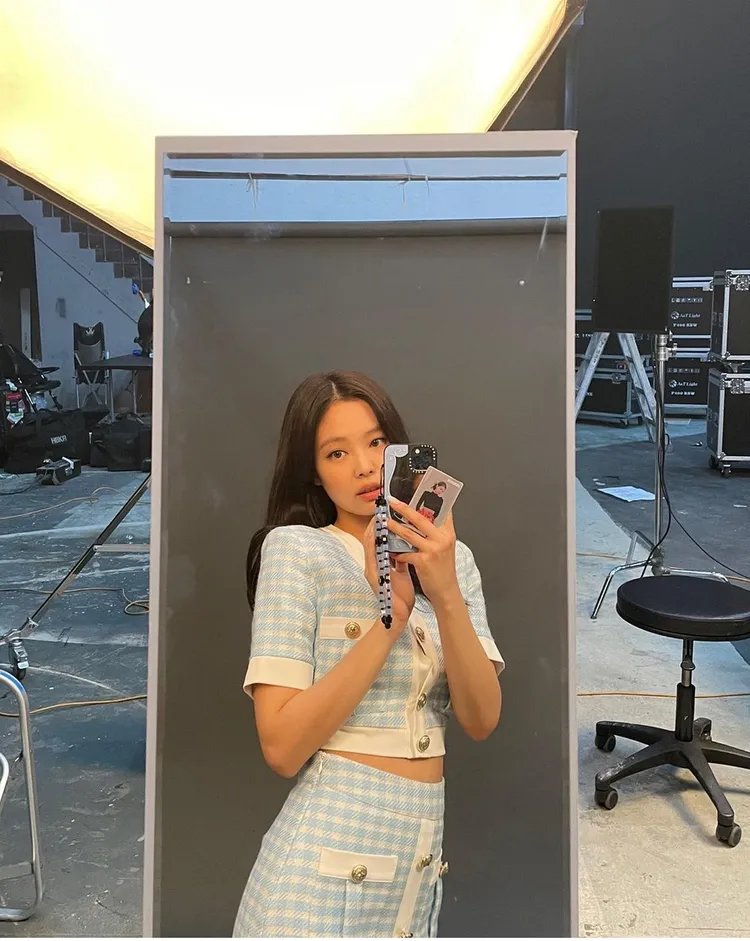 Jennie配戴String ting手機鍊。翻攝Jennie IG
