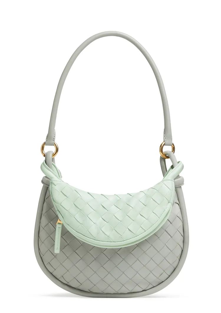 Gemelli編織皮革雙色小型肩背包，11萬5500元。品牌提供