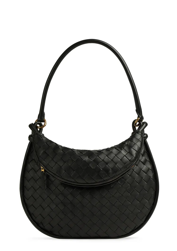 Gemelli編織皮革中型肩背包，12萬5600元。品牌提供