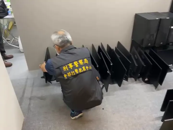 警方清點證物。民眾提供