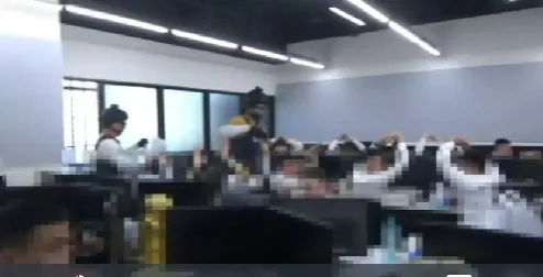 該博奕集團要求旗下員工全部要穿白襯衫+黑西裝褲進出商辦大樓，掩人耳目。翻攝畫面