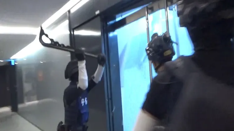 警方直搗「TU娛樂城」藏身台中七期商辦的叩客集團，攻堅逮捕21人。民眾提供