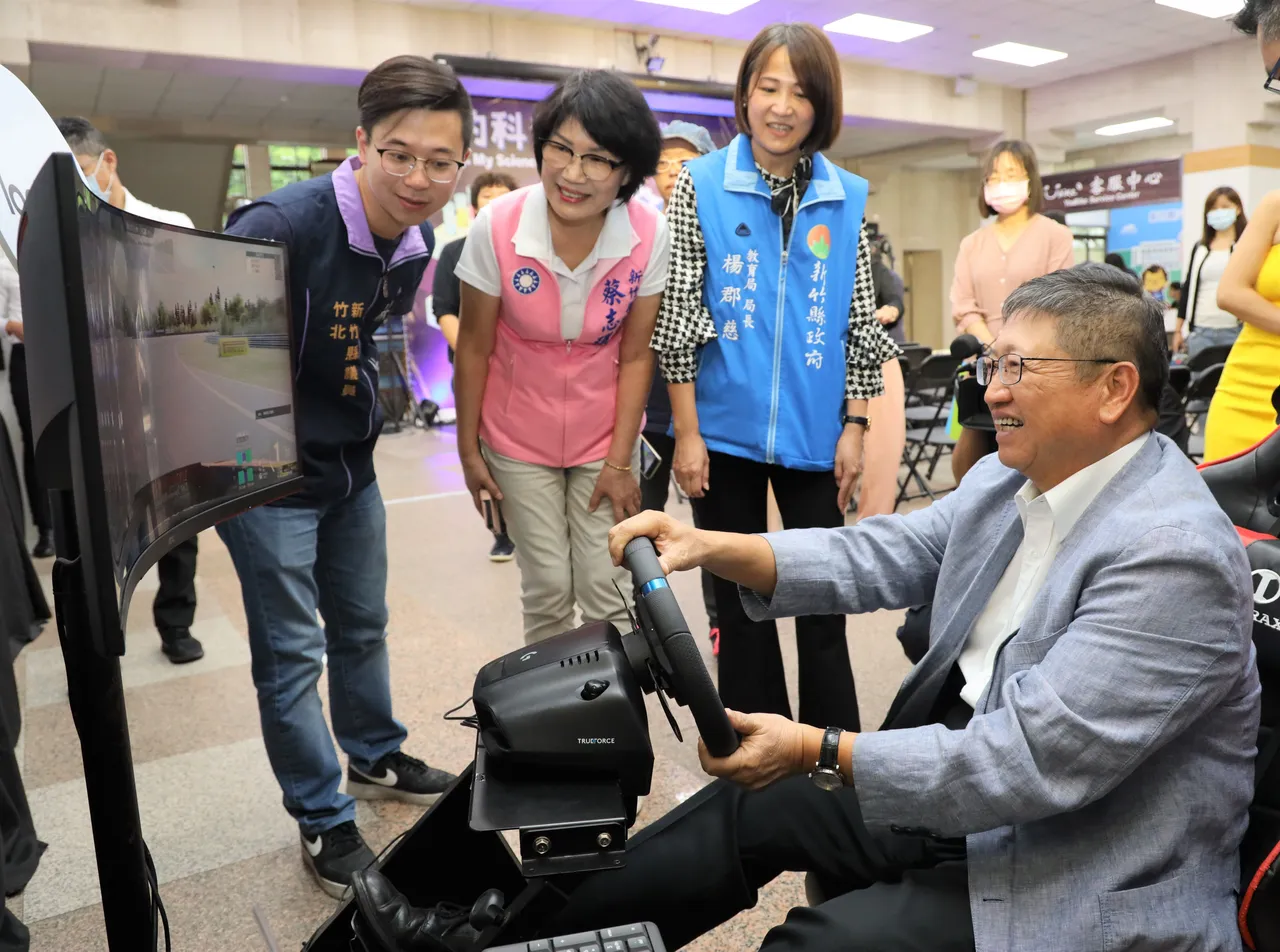楊文科操作賽車電玩遊戲。新竹縣府提供
