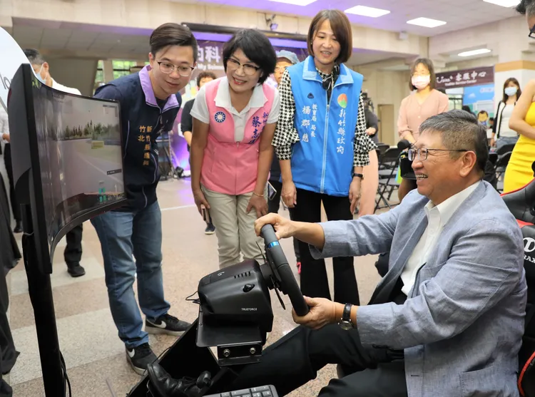 楊文科操作賽車電玩遊戲。新竹縣府提供