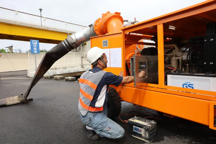 抽水機組人員待命應變。新竹縣府提供