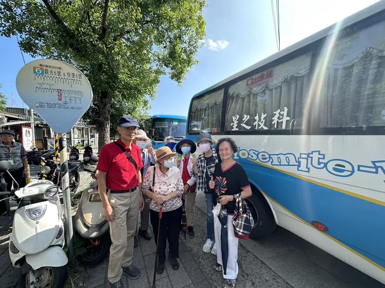 長輩們揪團搭公車輕旅行。新竹縣府提供