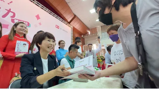 立委陳亭妃出新書「亭‧看聽!」 跌破眼鏡!穩居排行榜第一緊急二刷中