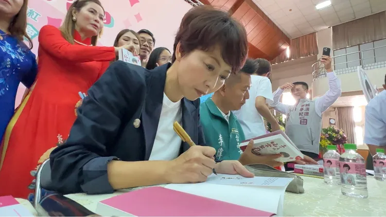 她一一簽書回饋鄉親熱情。陳亭妃提供