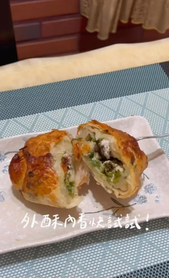 韭菜蚵仔包食材:絞肉、韭菜、蔥油餅皮、蚵仔(去腥)。IG @food_ootd 提供