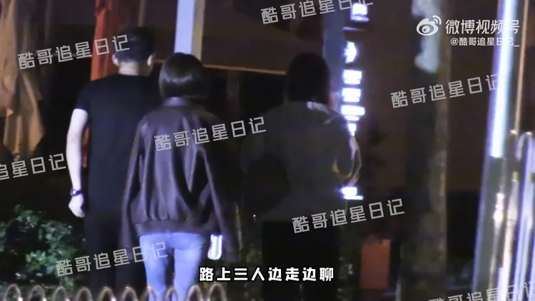 汪小菲脫下外套給白衣女披上禦寒。翻攝酷哥追星日記微博