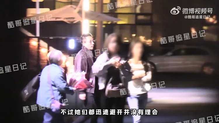 汪小菲被拍到和兩名女子聚餐後同行。翻攝酷哥追星日記微博
