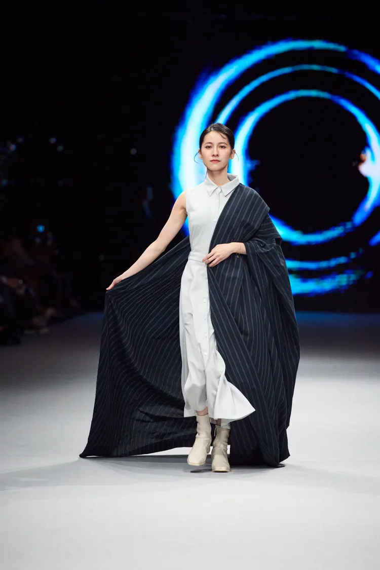 STORY WEAR 長期與台灣開廣集團合作，將需要被丟棄的消防衣，製成新品，不只能記下消防英雄的印記，更能讓廢物重生