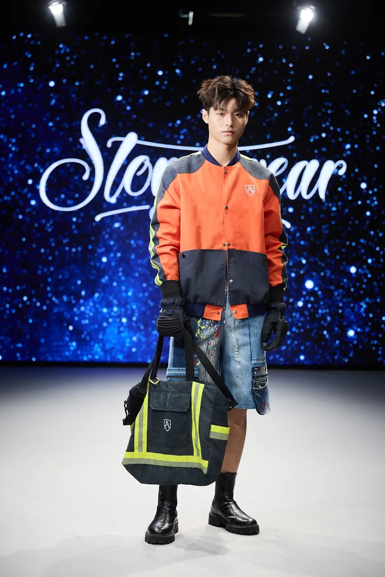 STORY WEAR長期與台灣開廣集團合作，將需要被丟棄的消防衣，製成新品，不只能記下消防英雄的印記，更能讓廢物重生。品牌提供