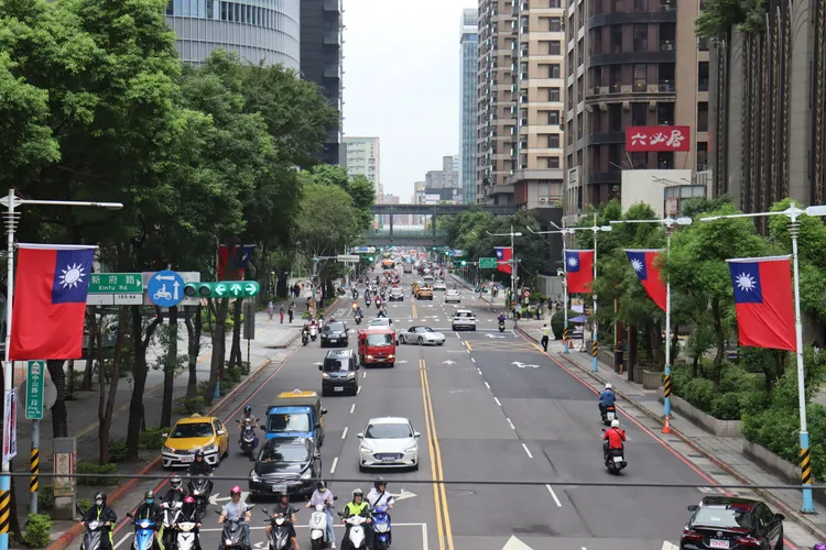 市府自9月30日起陸續於市區重要道路、境內及聯外橋樑插掛國旗。民政局提供