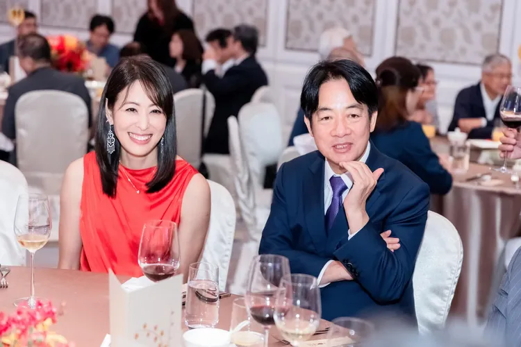 賈永婕貼出和賴清德的互動照。翻攝自賈永婕臉書