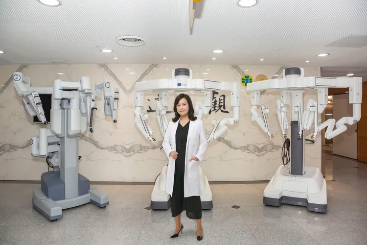 童綜合醫院婦產部醫師張永玲表示，達文西手術的埋線縫法可讓傷口更美觀。院方提供