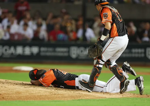 驚!統一獅投手克維斯遭強襲球打中頭部 影片曝光