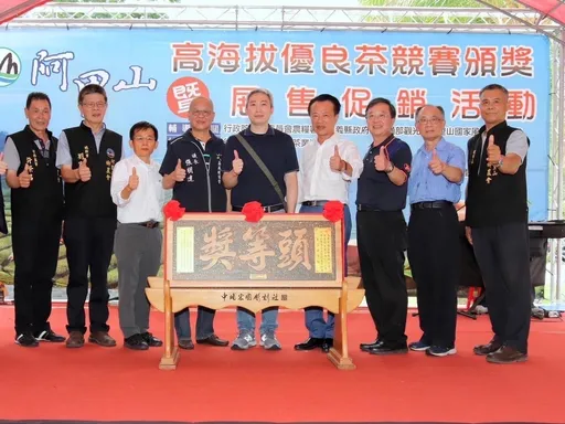 平價星冰樂掀風潮，內行人激推手搖純茶喝這家，烏弄頭等獎茶園自產自銷好茶只要銅板價