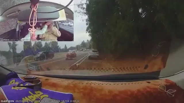 小轎車連續拖行輾壓婦人，畫面駭人。翻攝自臉書爆料公社