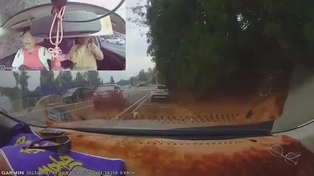 機車後座石姓婦人被撞倒後捲入小轎車車底。翻攝自臉書爆料公社