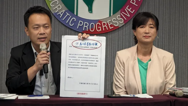 蔡培慧與蔡銘軒痛批馬文君。民進黨提供