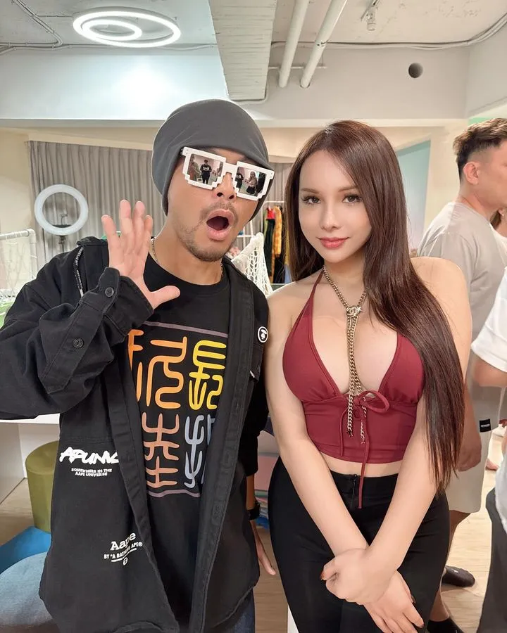 小A辣與大馬歌手黃明志合影。翻攝《Little A spicy》粉絲頁