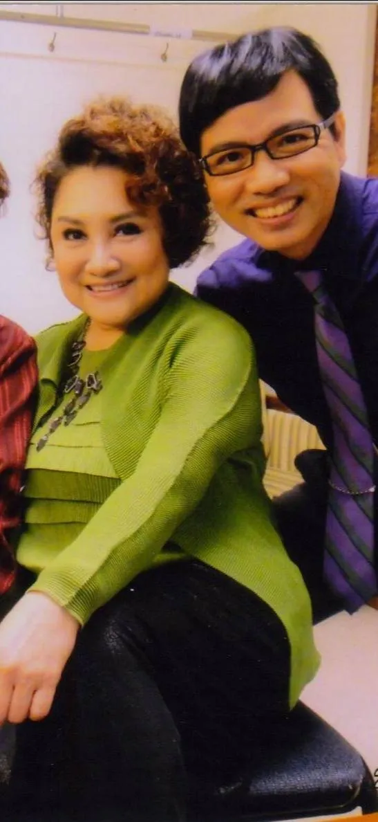 陳凱倫（右）2014年邀陳盈潔他主持的節目《金曲百老匯》，2人在後台合影。陳凱倫提供