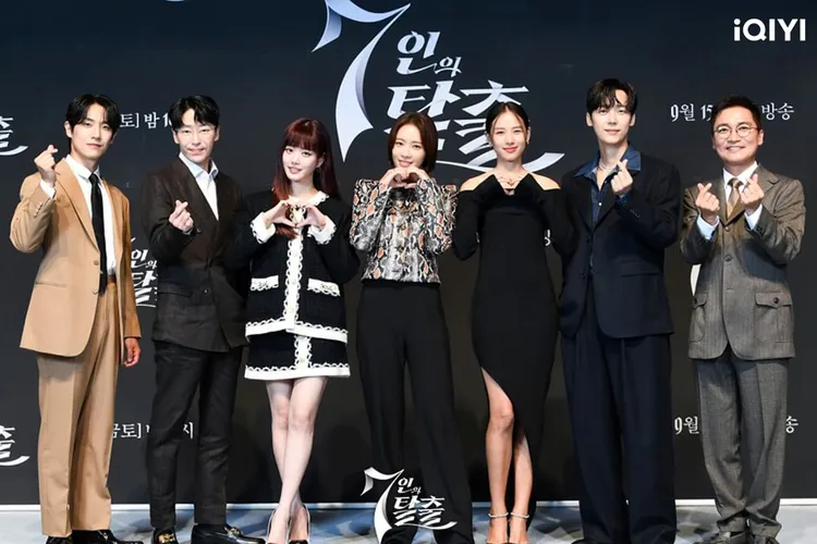 《7人的逃脫》找來李準（左起）、嚴基俊、李侑菲、黃正音、趙胤熙、尹鐘焄、趙在允等人演出。愛奇藝國際站提供