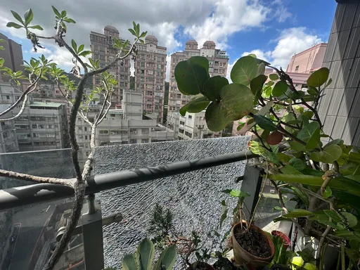 民宅玻璃帷幕牆突爆裂成蜘蛛網狀 3顆鋼珠彈幹的!警循彈道逮人中